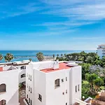 Frontline Mediterranean Escape 아파트 *