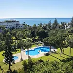Frontline Mediterranean Escape 아파트